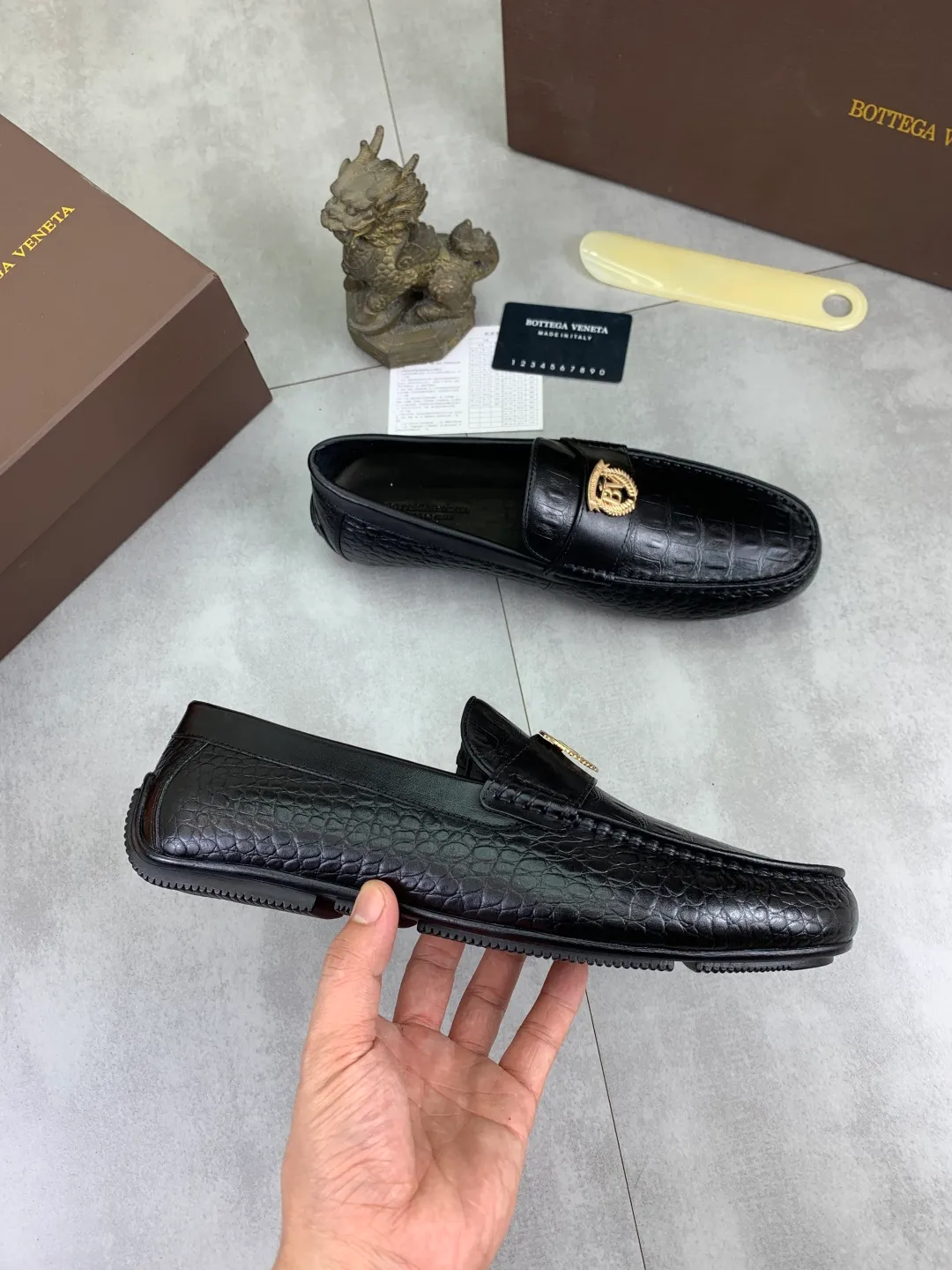Men's shoes 💰P420 [New model] Water-dyed Niuli 💰High-quality business beanie shoes 💎💎💎 BOTTEGA VENETA official website synchronizes the latest top version of BV in the market, accepts material comparison, shoe type comparison, process comparison, practical and texture, versatile, suitable for any occasion, the more you look at it, the more it tastes. Pure hand-woven craftsmanship - Upper material, hand-woven calfskin imported from Italy 🇮🇹 - High-quality water-dyed cowhide lining - Original private model customized outsole -Size: 39-44 (38 45 can be customized) Color: black optional